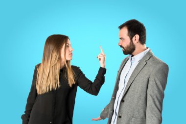 kız erkek arkadaşı boynuz ilana mavi arka plan üzerinde yapıyor 