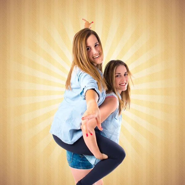 Irmãs jogando sobre fundo pop — Fotografia de Stock
