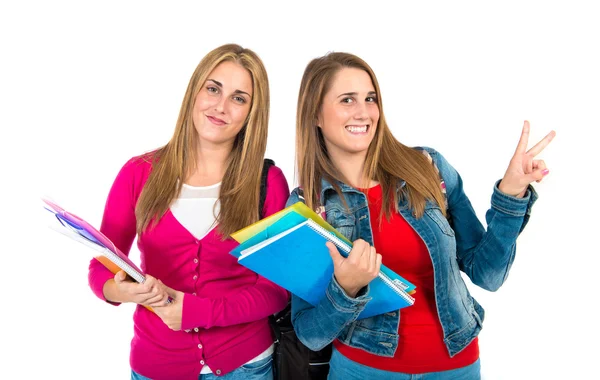 Studente donne facendo vittoria gesto su sfondo bianco — Foto Stock