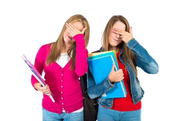 Estudiantes cubriendo sus ojos sobre fondo blanco —  Fotos de Stock