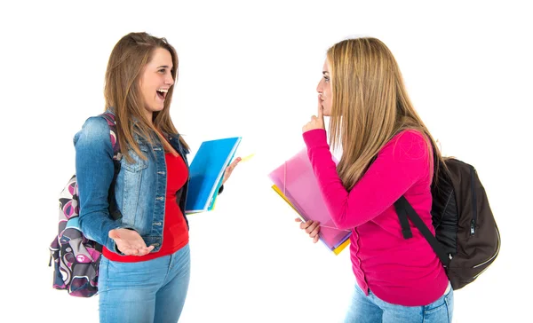 Student maken stilte gebaar op haar vriend — Stockfoto