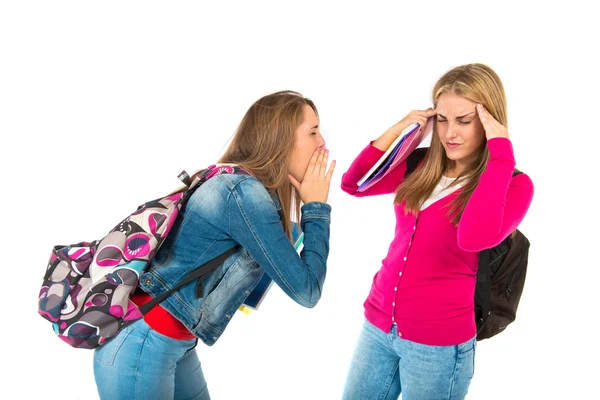Studente donne urlando al suo amico — Foto Stock