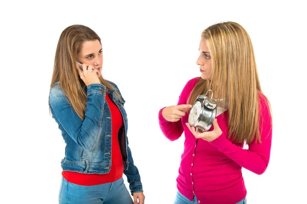 Estudante mulher falando com celular sobre fundo branco — Fotografia de Stock