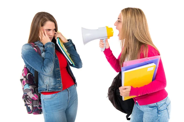 Estudiante gritando a sus amigos sobre fondo blanco — Foto de Stock