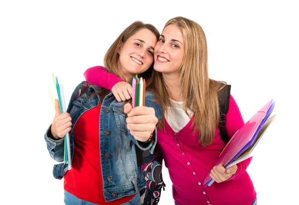 Estudiantes sosteniendo crayones sobre fondo blanco — Foto de Stock