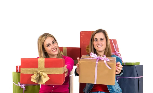 白い背景の上の贈り物を保持するクリスマス女性 — ストック写真