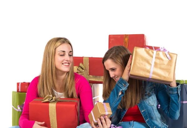 Donne di Natale che tengono regali su sfondo bianco — Foto Stock