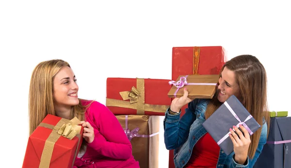 Χριστούγεννα γυναίκες κρατώντας δώρα πάνω από το λευκό φόντο — Φωτογραφία Αρχείου