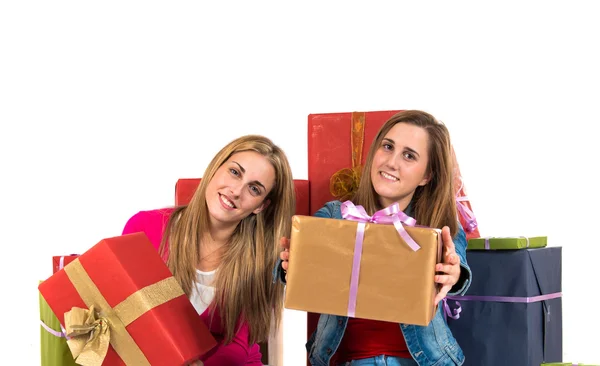 Donne di Natale che tengono regali su sfondo bianco — Foto Stock