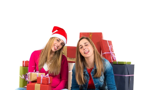 Mujeres de Navidad sosteniendo regalos sobre fondo blanco —  Fotos de Stock