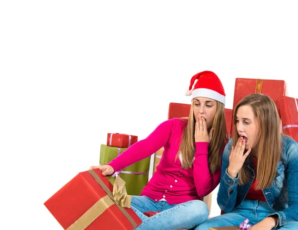 Έκπληξη Χριστούγεννα γυναίκες κρατώντας δώρα πάνω από το λευκό φόντο — Φωτογραφία Αρχείου