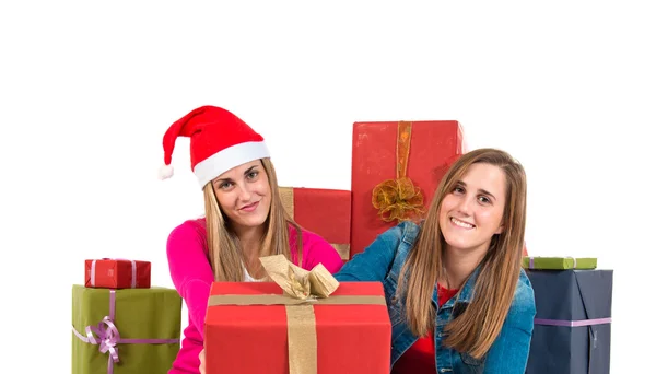 Christmas kvinnor innehar gåvor över vit bakgrund — Stockfoto