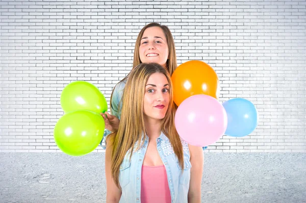 Vänner med många ballonger över texturerat bakgrund — Stockfoto