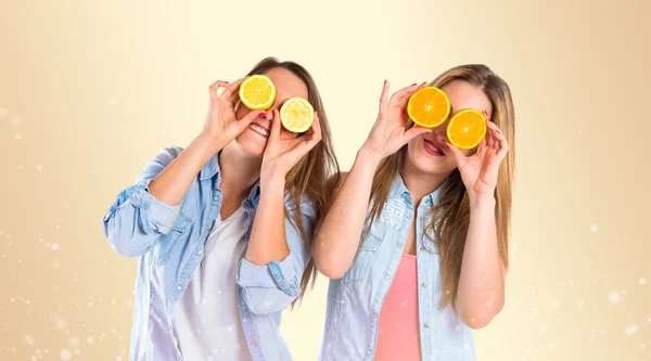 Amigos jugando con frutas sobre fondo amarillo — Foto de Stock