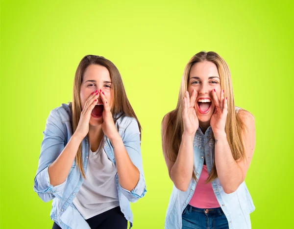 Amigos gritando sobre fundo verde — Fotografia de Stock