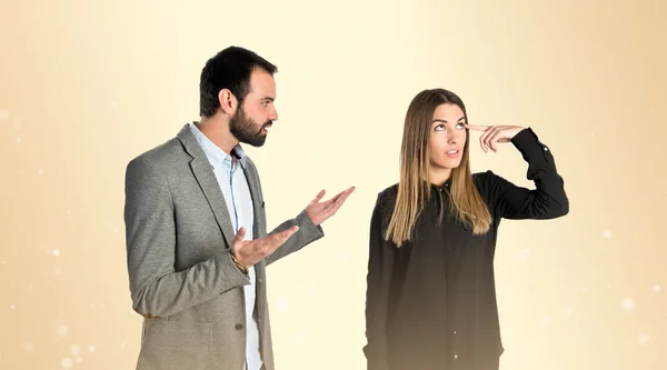 Zakenvrouw een gek gebaar maken over glans achtergrond — Stockfoto