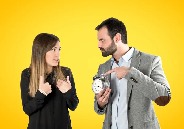 Boze man omdat zijn vriendin praten zo veel op telefoon — Stockfoto