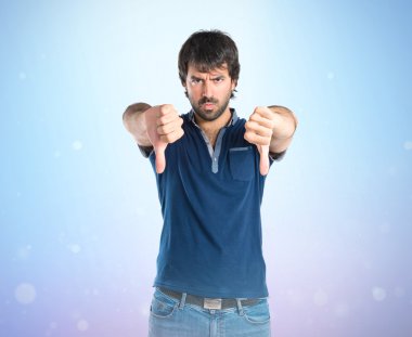 Kötü bir sinyal üzerinde mavi arka plan yapan erkek