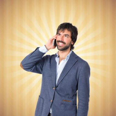 Pop arka plan üzerinde için mobil konuşan yakışıklı adam