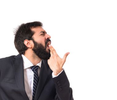 Beyaz arka plan üzerinde işadamı yapım silah jest