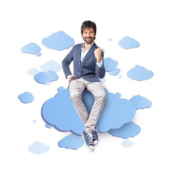 Gelukkig man over wolken achtergrond — Stockfoto