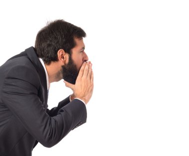 İzole beyaz arka plan üzerinde bağırarak işadamı