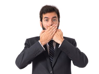 Beyaz arka plan üzerinde sürpriz jest yapıyor işadamı