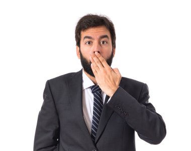 Beyaz arka plan üzerinde sürpriz jest yapıyor işadamı