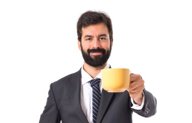 Bir fincan kahve beyaz arka plan üzerinde tutan işadamı