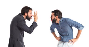 İkiz kardeşler beyaz arka plan üzerinde bir şaka yapmak