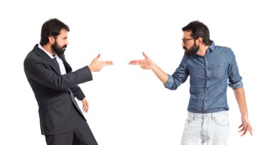 Beyaz arka plan üzerinde oynarken ikiz kardeşler