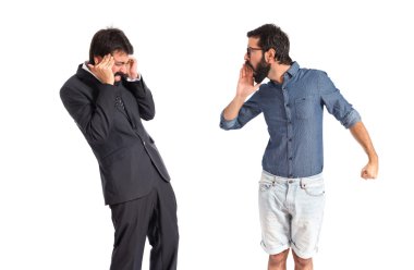 Beyaz arka plan üzerinde kardeşiyle kızgın kişi  