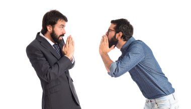 Beyaz arka plan üzerinde kardeşiyle kızgın kişi  