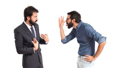 Beyaz arka plan üzerinde sürpriz jest yapıyor işadamı  