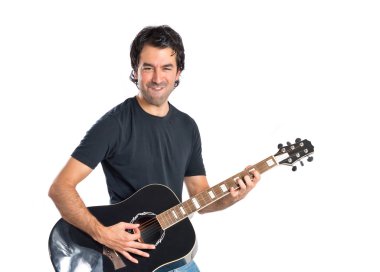 Beyaz arka plan üzerinde gitar ile yakışıklı adam