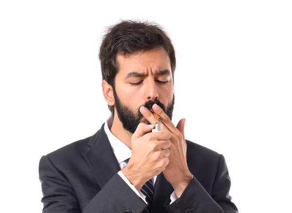 Podnikatel kouření izolované bílém pozadí — Stock fotografie