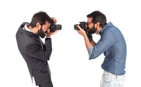 Hombre fotografiando a su hermano sobre fondo blanco — Foto de Stock