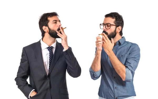 Man roken met zijn broer op witte achtergrond — Stockfoto