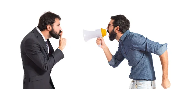 Man gillend op zijn broer op witte achtergrond — Stockfoto