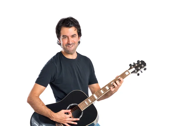 Bonito homem com guitarra sobre fundo branco — Fotografia de Stock