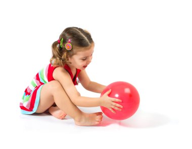 Beyaz arka plan üzerinde balon ile oynayan çocuk