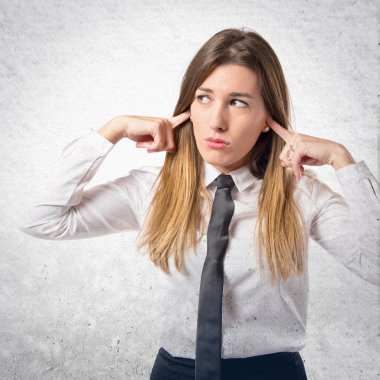 Beyaz arka plan üzerinde kulakları kapsayan genç güzel kadın 