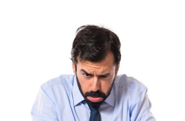 Beyaz arka plan üzerinde üzgün işadamı