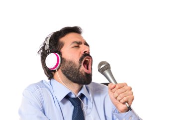 Busienssman beyaz arka plan üzerinde müzik dinleme.