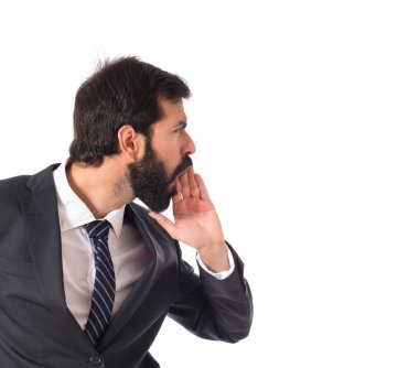 İzole beyaz arka plan üzerinde bağırarak işadamı