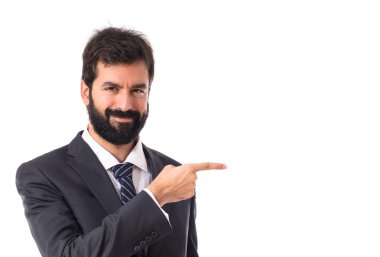 İşadamı için lateral beyaz arka plan üzerinde işaret
