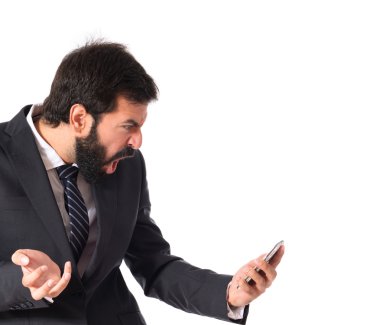 Öfkeli işadamı beyaz arka plan üzerinde konuşmak için telefon
