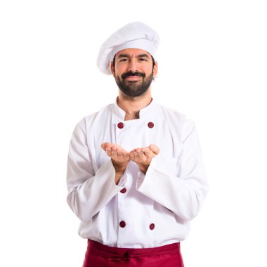 Bir şey beyaz arka plan üzerinde tutan Şef