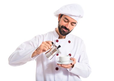 Bir fincan kahve beyaz arka plan üzerinde tutarak Şef