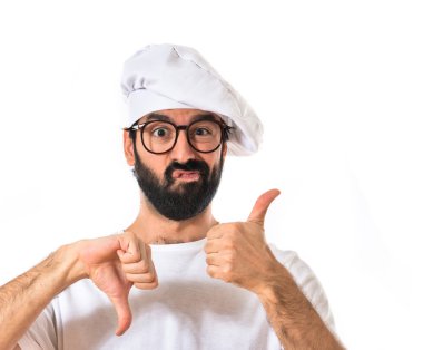 Beyaz arka plan üzerinde bir iyi-kötü işaret yapma Şef